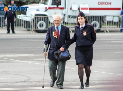 Розовые простыни в подарок, рэп со сцены и цветы чиновникам: внучка героя войны о том, как «поздравляли» фронтовиков в Ростове 