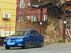 Экстремальная парковка под балконом развалюхи-двухэтажки в центре Ростова рассмешила горожан