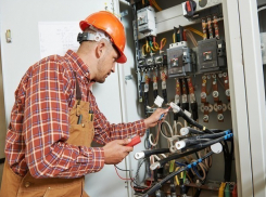 В Ростове 50-летний электрик «сгорел» от удара током на рабочем месте  