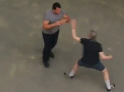 Смеющиеся ростовчане криками призвали избить мужчину в своём дворе на видео