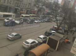 Сломанный светофор стал причиной транспортного коллапса на улице Горького в Ростове