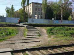 Ловить своих выпадающих из коляски детей приходится мамочкам на железнодорожном переходе Ростова