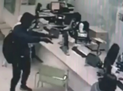 Растерянный злоумышленник попал на камеры видеонаблюдения при попытке ограбления банка в Ростовской области