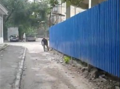 Падающий со стройки камень едва не убил годовалого ребенка в Ростове