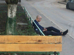 Уснувший в двух шагах от лавочки «нормальный пацан» вызвал сочувствие у жителей Ростова