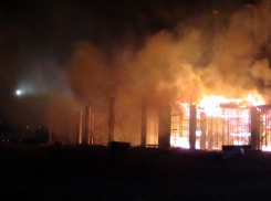 Загадочный мужчина погиб при пожаре на заброшенной стройке в Ростовской области