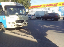 В погоне за клиентами, ростовские маршрутки протаранили друг друга