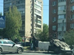 Торопливый «японец» перевернул Chevrolet с двумя девушками на перекрестке Ростова