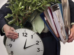 Чиновникам Ростовской области резко сократили отпуска и уменьшили зарплату