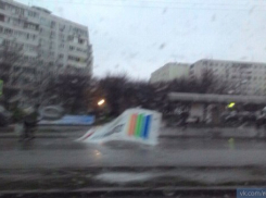 Из-за сильного ветра рекламный щит «Дверивелл» упал на проезжую часть