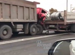 Жуткие кадры: вся лобовая часть грузовика смялась от смертельного удара в Ростовской области