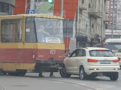 Столкновение иномарки и трамвая спровоцировало большую пробку в Ростове