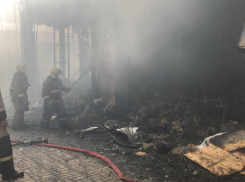 В Шахтах потушили крупный пожар на рынке