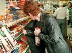 Любительница конфет привлекла к краже в ростовском магазине дочь 