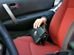 Невнимательная жительница Ростовской осталась без сбережений после поездки в такси