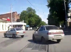 Чудесное возвращение брошенного на дорогу мусора в окно автомобилиста под Ростовом попало на видео