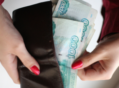 Лежащая на тумбочке у приятеля пачка денег «свела с ума» молодую жительницу Ростовской области