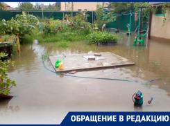 Нас топит уже три года, а властям нет дела: женщина-инвалид из Батайска после каждого дождя вынуждена передвигаться по колено в воде