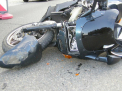Серьезные травмы получил байкер под колесами молодой автоледи в Ростовской области
