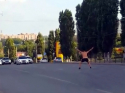 Прыгающий на машины полуголый мужчина попал на видео в Ростове 