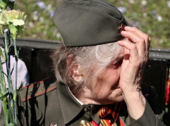 Ветеранам в Ростовской области вручили ко Дню Победы протухшие консервы и жевательные резинки