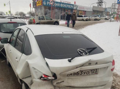 Крупную аварию в стиле «домино» сняли камеры наблюдения в Ростове-на-Дону