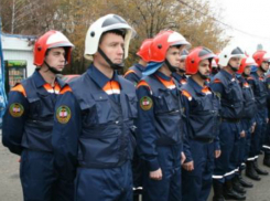 Спасатели Таганрога получили УАЗ и катер от областной власти