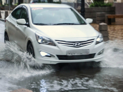 Впечатляющий водный старт автомобилей в похожем на Венецию центре Ростова сняли на видео