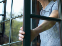 Занимавшаяся ремонтом женщина выпала из окна своей квартиры в Ростове