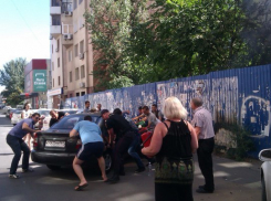 Ростовчане на руках перенесли две машины, спасая их от пожара  