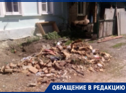 «Кругом мусор из-за стройки»: в Ростове жильцы дома пожаловались на рабочих, ремонтирующих крышу
