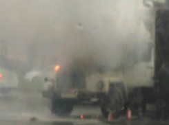 Жуткое пламя охватило грузовой автомобиль в Ростове посреди дня