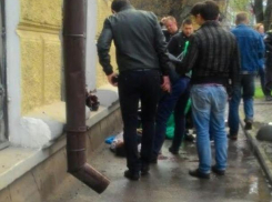 Смертельный удар головой о тротуар ростовчанки в грозу попал на камеры видеонаблюдения 