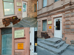 Фасад шахматной школы в центре Ростова разрушается