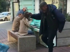 Задорные пляски под фортепиано устроили бомжи в центре Ростова