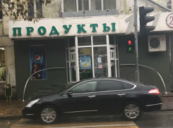 Взбесившийся светофор-обманщик на ростовском проспекте две недели подвергает пешеходов опасности