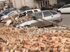 В Новочеркасске кирпичная стена возле ТЦ обвалилась на автомобили