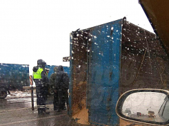 Тонны зерна рассыпались по дороге из опрокинувшегося прицепа на трассе в Ростовской области