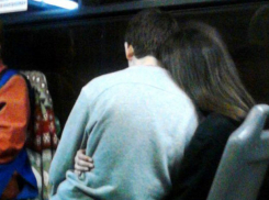 Влюбленный парень на коленях у своей девушки в автобусе рассмешил жителей Ростова