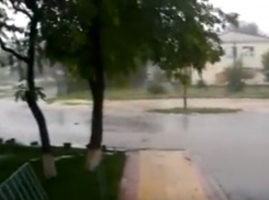 Ужасающий разгул стихии со штормом и дождем в Ростовской области попал на видео
