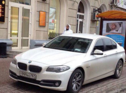 Хамская парковка элитных автомобилей с «крутыми» номерами вызвала насмешки ростовчан