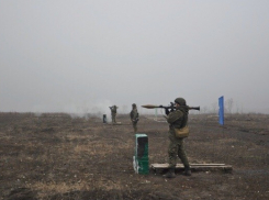 Гранатометчики и снайперы учатся уничтожать бронетехнику в Ростовской области