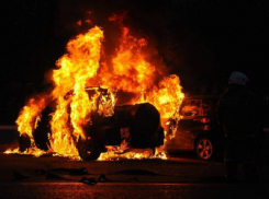 «Бомбанувшая» от цен на бензин иномарка сгорела дотла у заправки Ростова