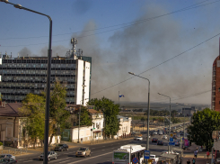 В Ростове для тушения крупного пожара на левом берегу Дона вылетел вертолет Ми-8 