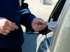 Инспектор ДПС попался на получении взятки от пьяного водителя иномарки в Таганроге