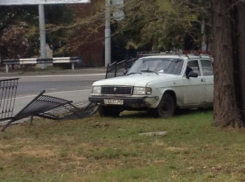 Водитель «Волги» на одной из ростовских улиц снес забор 