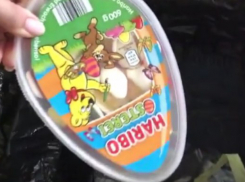 Разноцветные конфетки получили ростовчане на «Почте России» вместо одежды