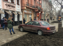 Тройное ДТП устроила вылетевшая на красный свет автоледи на Садовой в Ростове