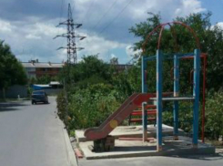 «Горка смерти» для непослушных малышей появилась у проезжей части в Ростове
