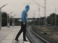 Дончан за 62 миллиона рублей научат аккуратно переходить железную дорогу